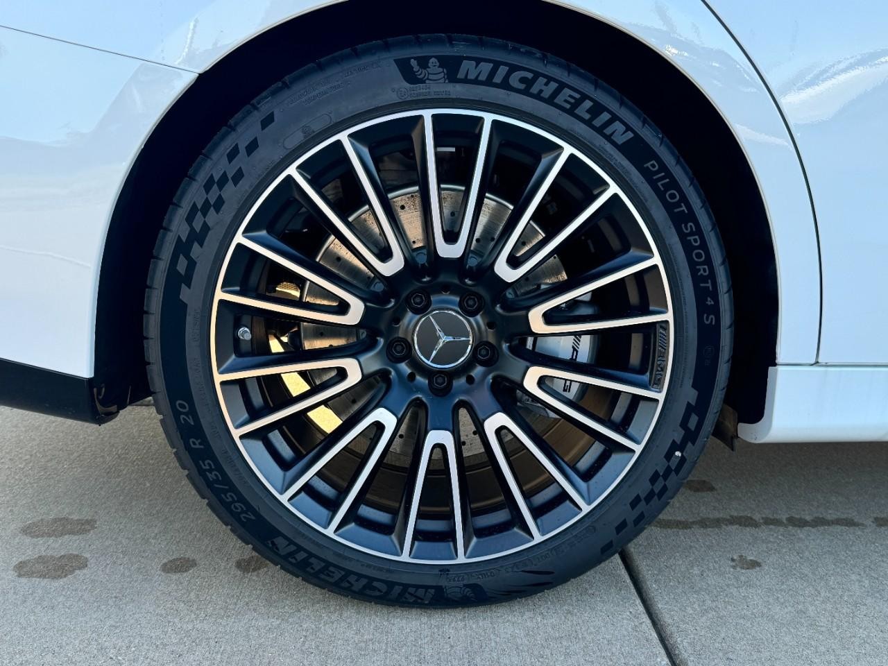 Mercedes-Benz E-Class Vehicle Full-screen Gallery Image 5