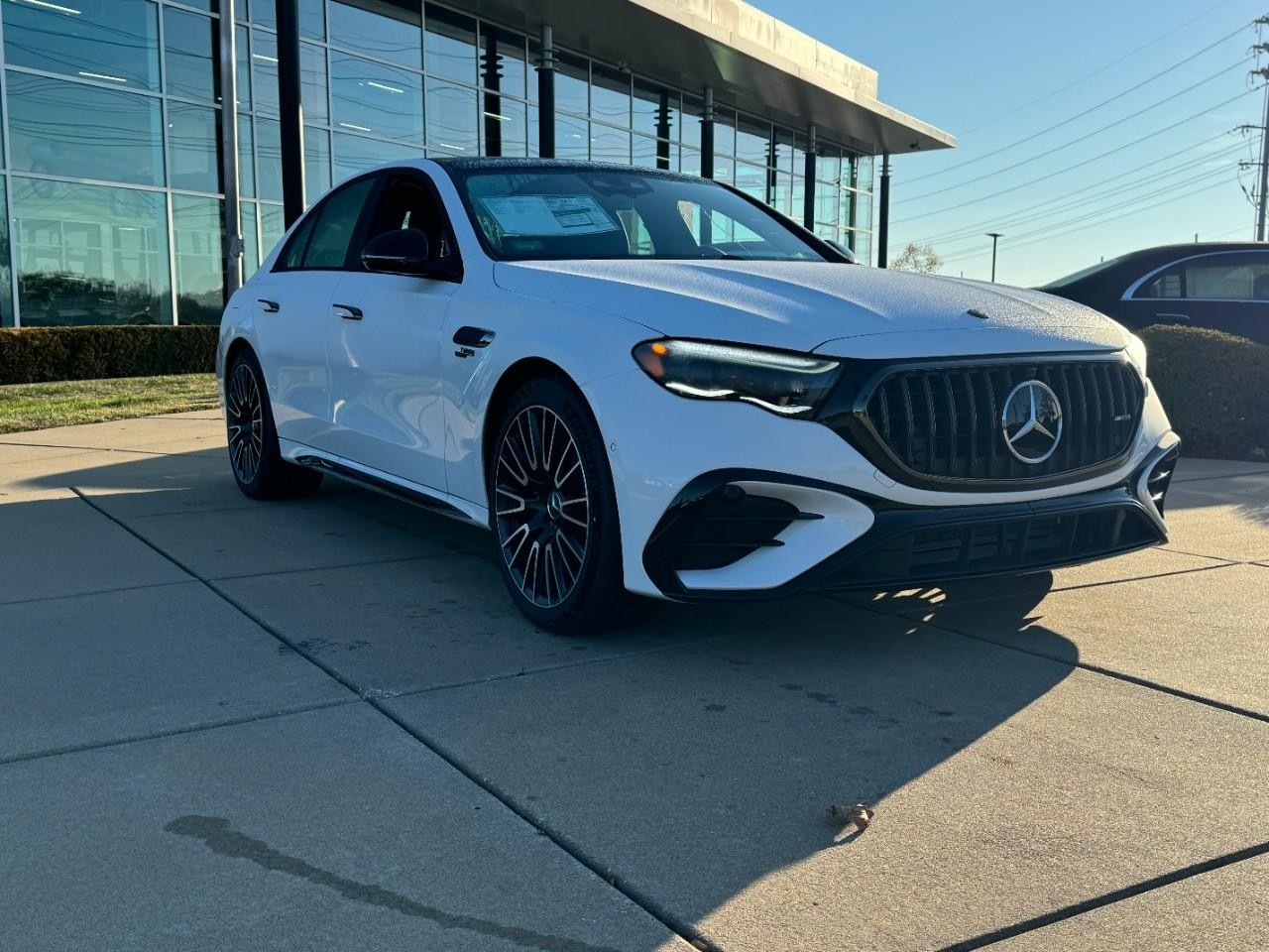 Mercedes-Benz E-Class Vehicle Full-screen Gallery Image 6