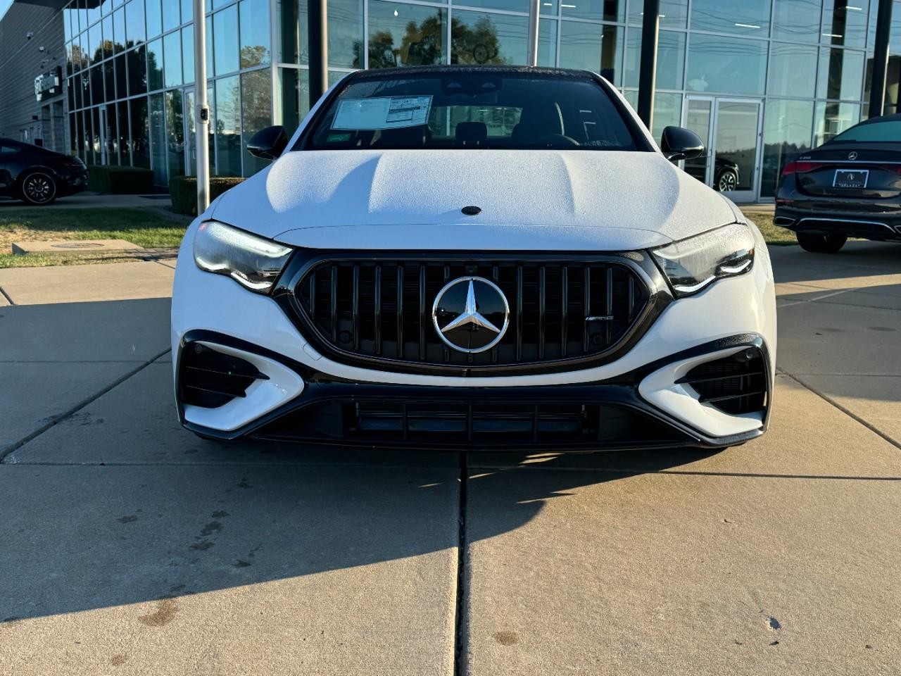 Mercedes-Benz E-Class Vehicle Full-screen Gallery Image 7