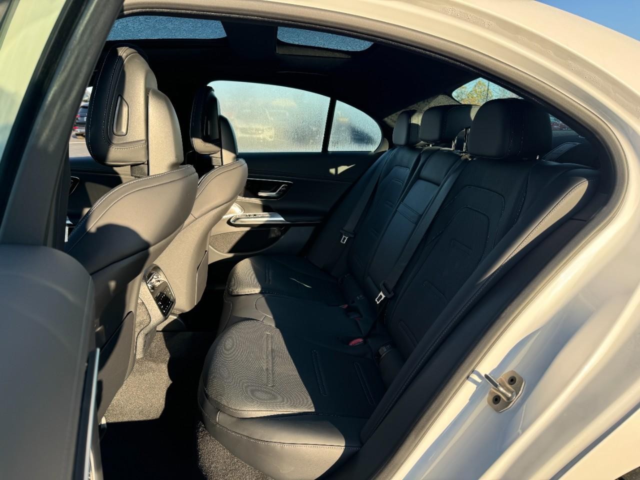 Mercedes-Benz E-Class Vehicle Full-screen Gallery Image 8