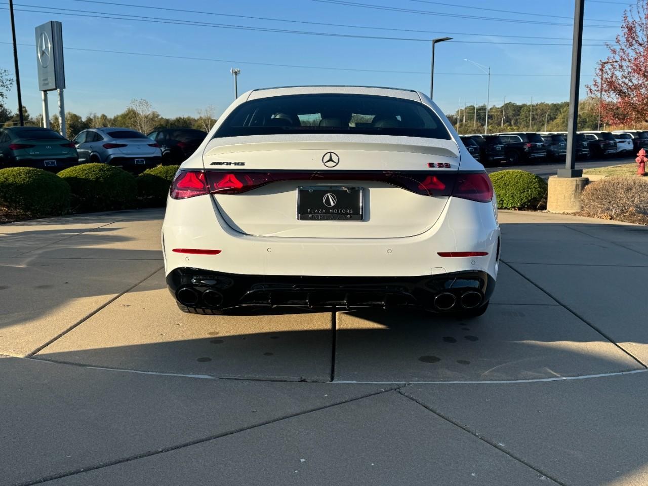 Mercedes-Benz E-Class Vehicle Full-screen Gallery Image 9