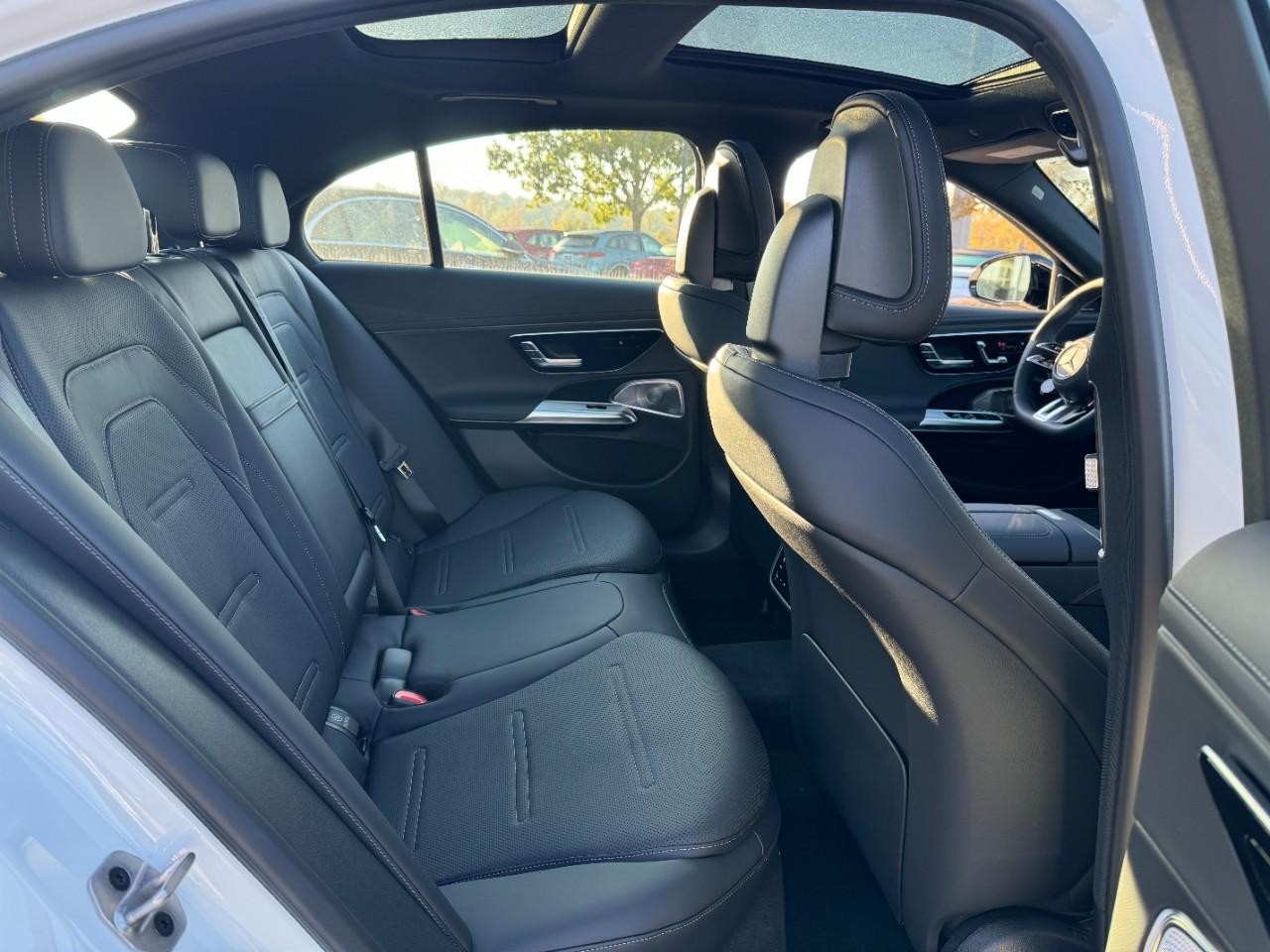 Mercedes-Benz E-Class Vehicle Full-screen Gallery Image 10