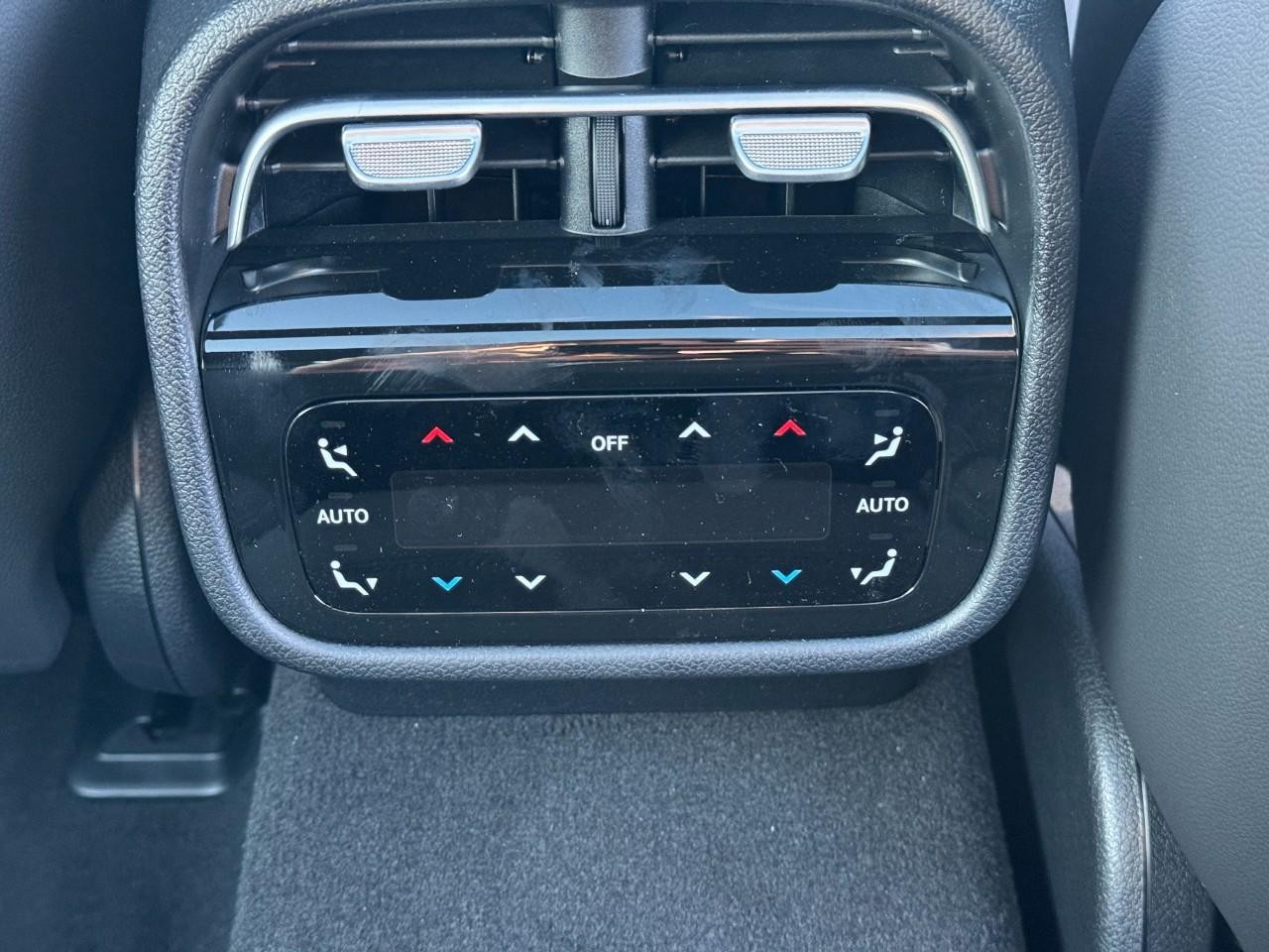 Mercedes-Benz E-Class Vehicle Full-screen Gallery Image 11