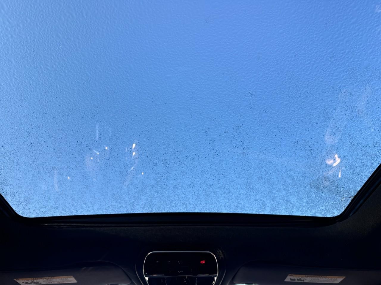 Mercedes-Benz E-Class Vehicle Full-screen Gallery Image 12