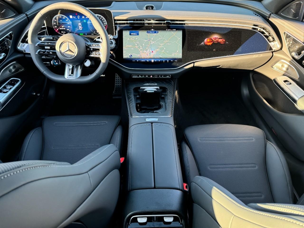 Mercedes-Benz E-Class Vehicle Full-screen Gallery Image 13