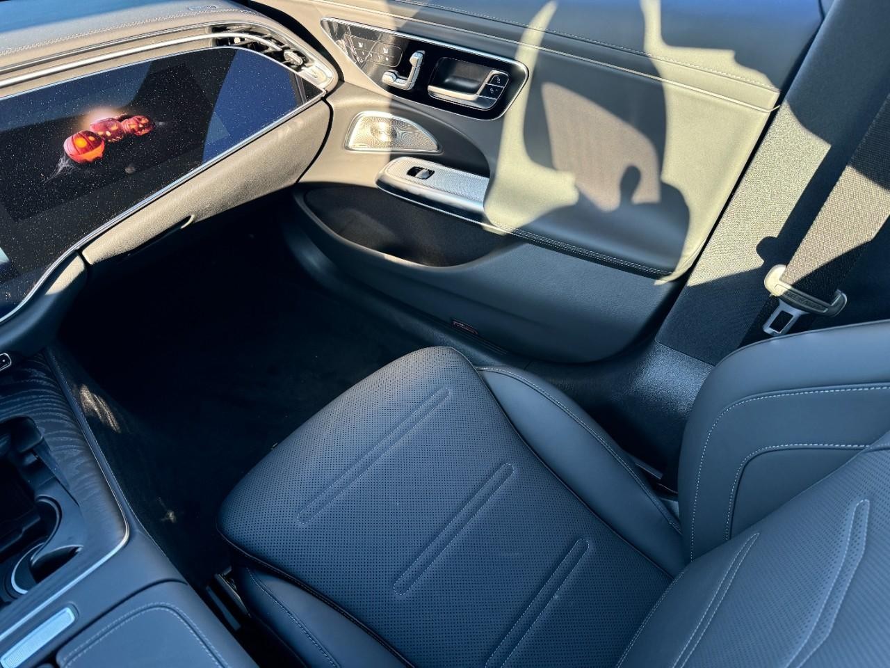 Mercedes-Benz E-Class Vehicle Full-screen Gallery Image 16