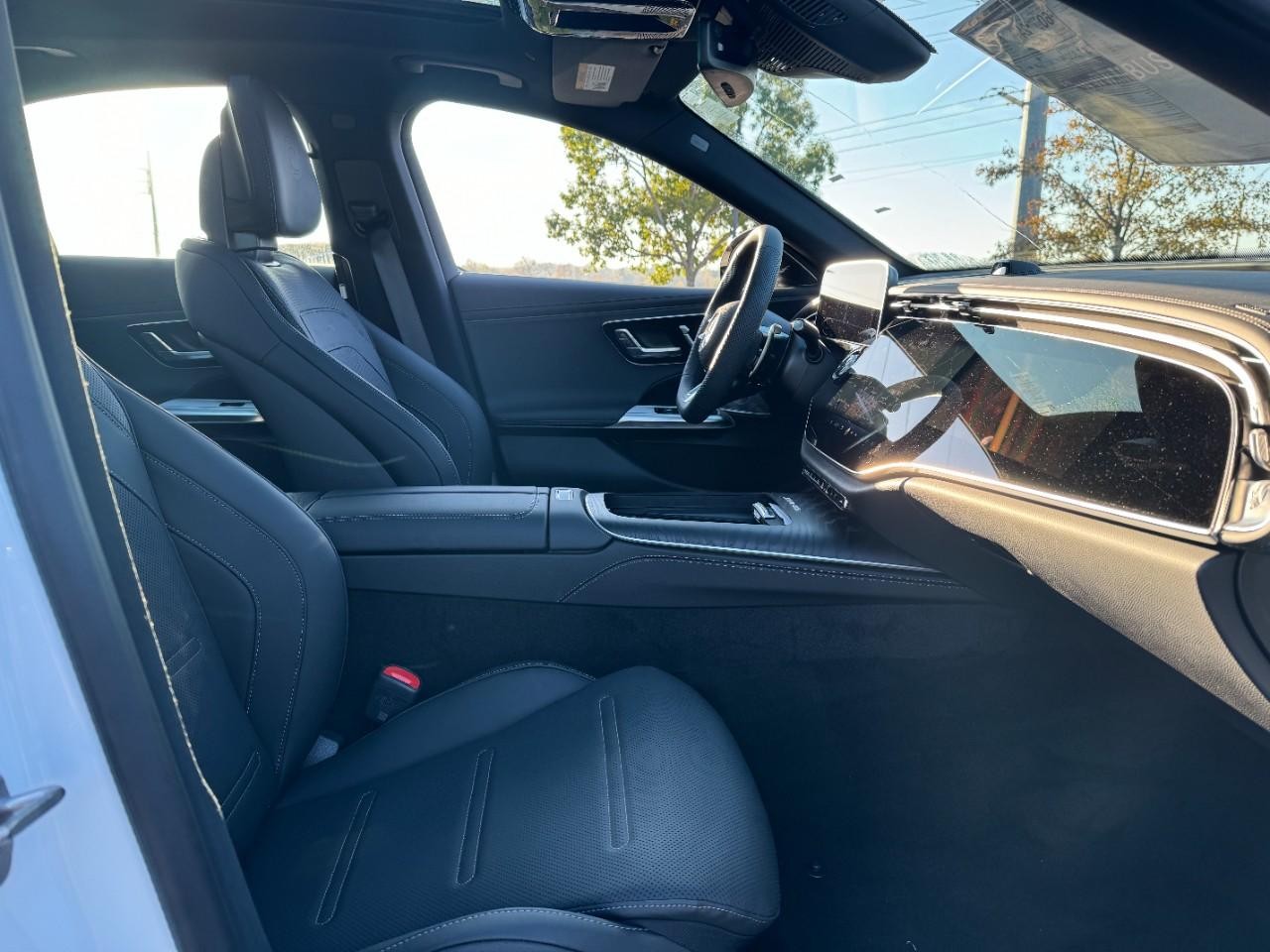 Mercedes-Benz E-Class Vehicle Full-screen Gallery Image 17