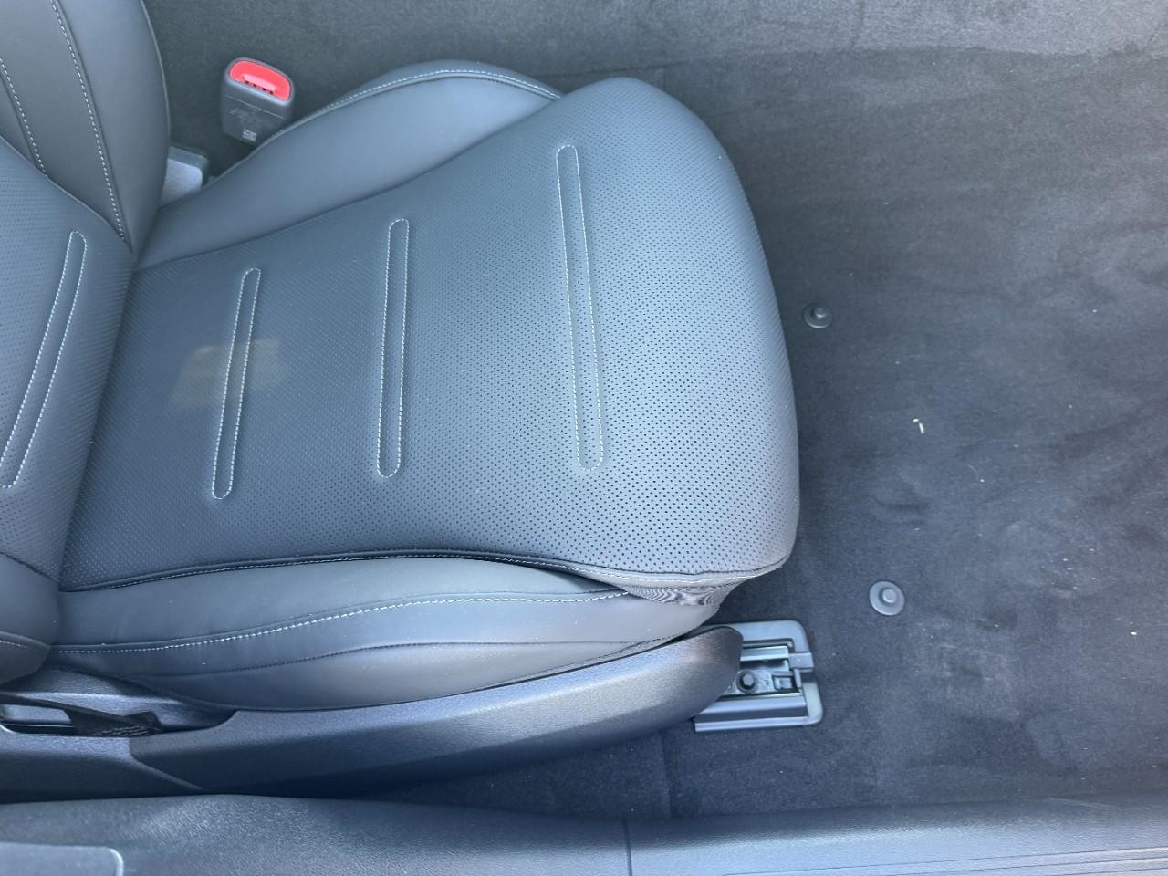 Mercedes-Benz E-Class Vehicle Full-screen Gallery Image 18