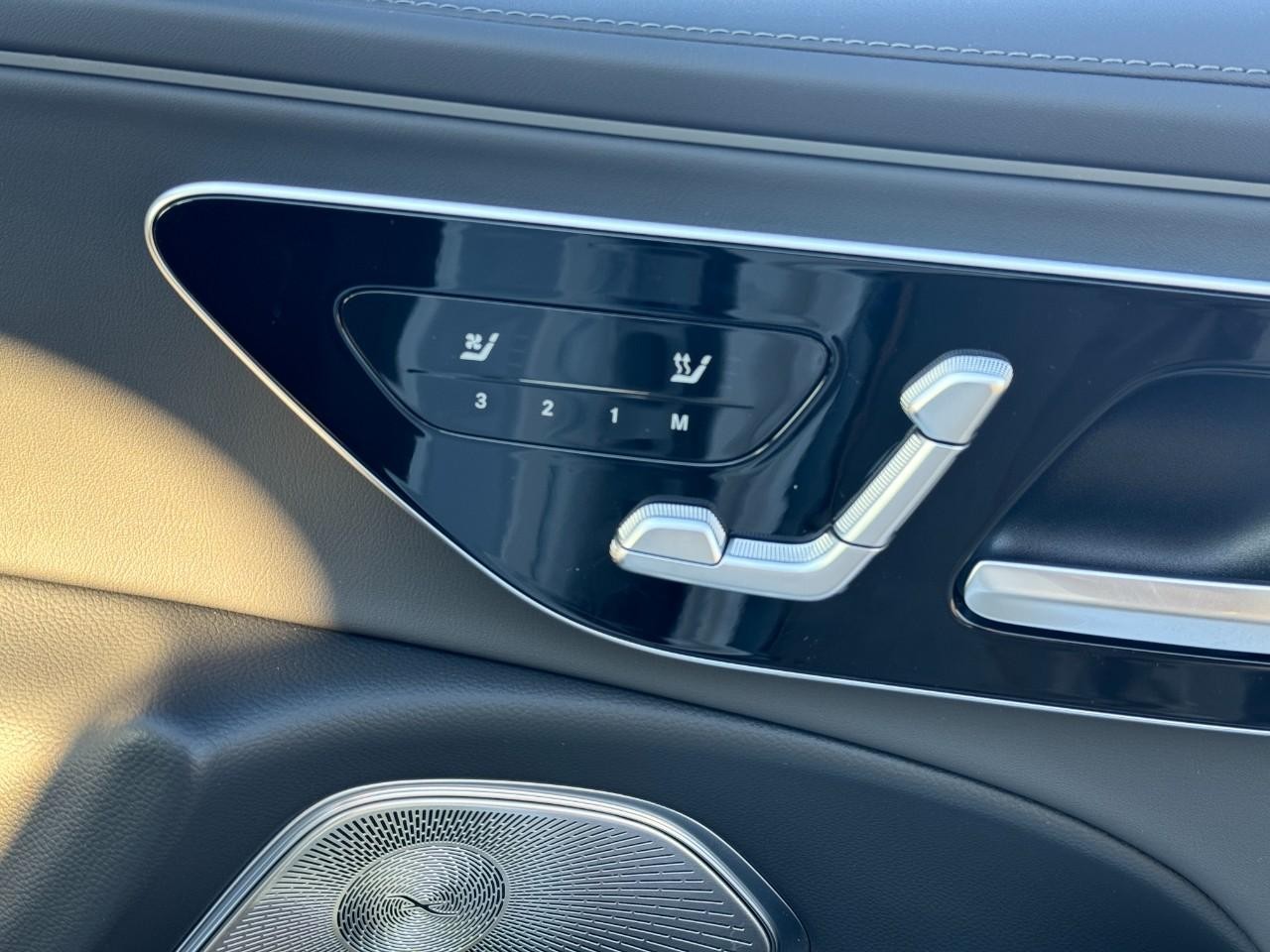 Mercedes-Benz E-Class Vehicle Full-screen Gallery Image 19