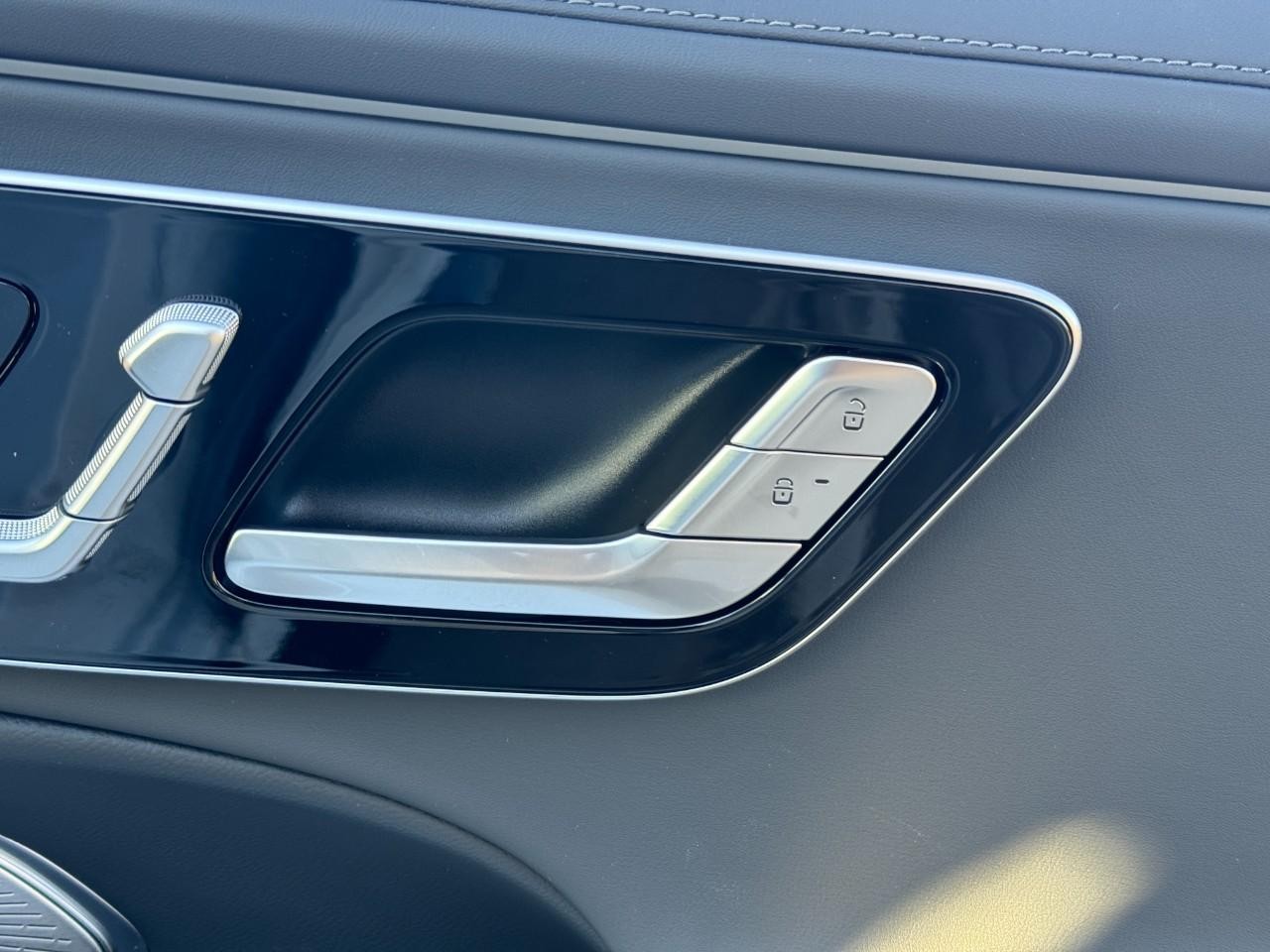 Mercedes-Benz E-Class Vehicle Full-screen Gallery Image 20