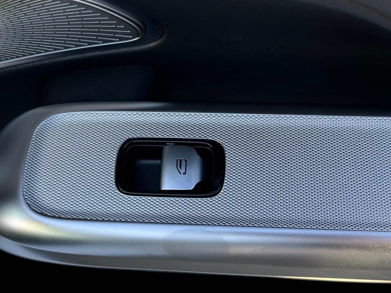 Mercedes-Benz E-Class Vehicle Full-screen Gallery Image 21