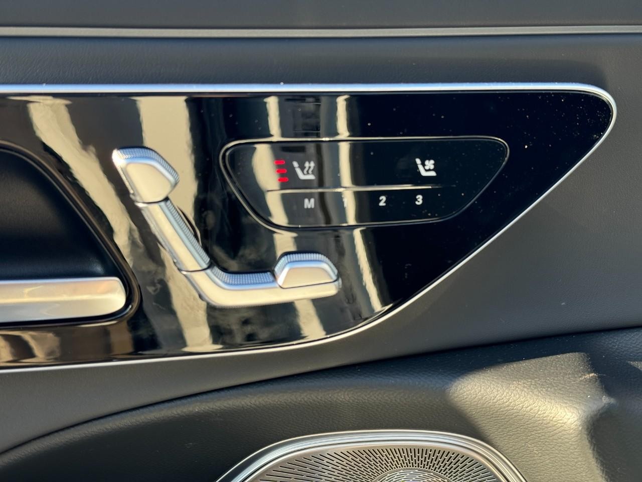 Mercedes-Benz E-Class Vehicle Full-screen Gallery Image 22