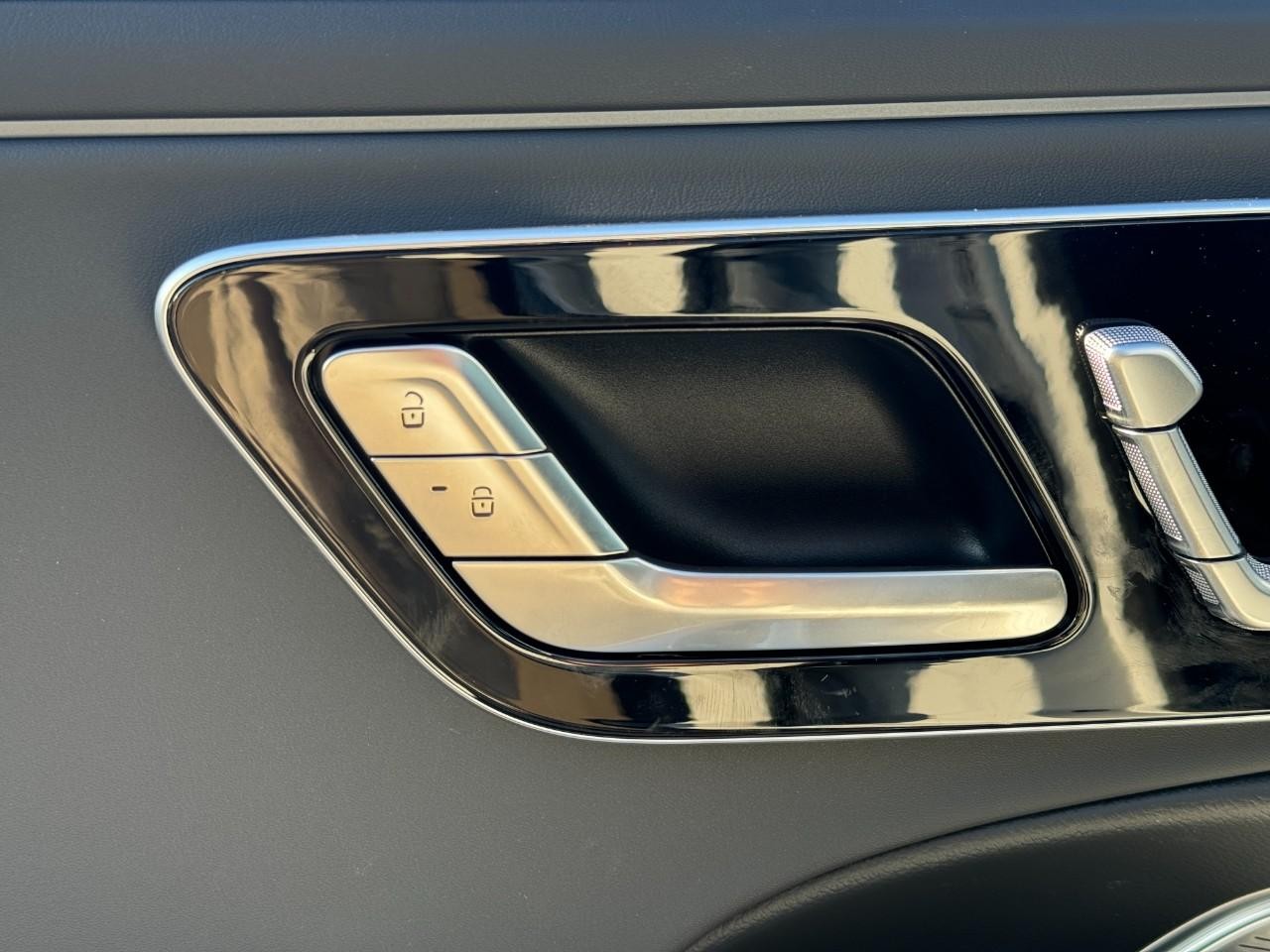 Mercedes-Benz E-Class Vehicle Full-screen Gallery Image 23