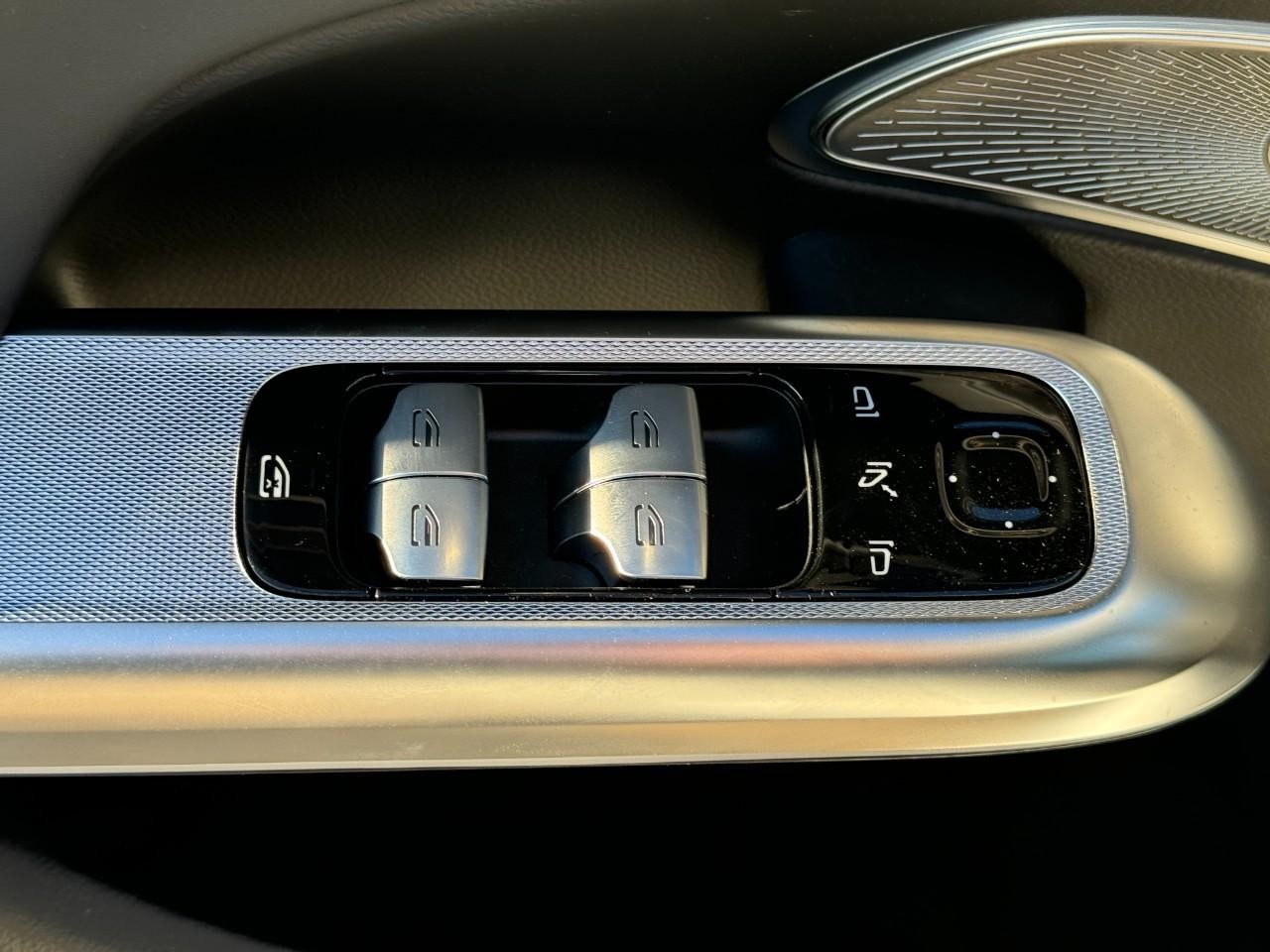 Mercedes-Benz E-Class Vehicle Full-screen Gallery Image 24