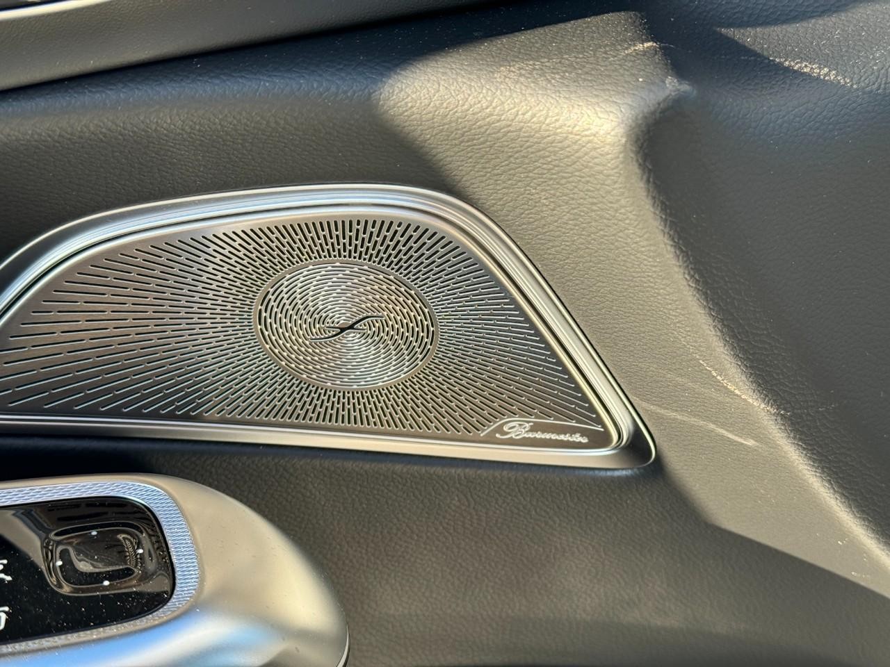 Mercedes-Benz E-Class Vehicle Full-screen Gallery Image 25