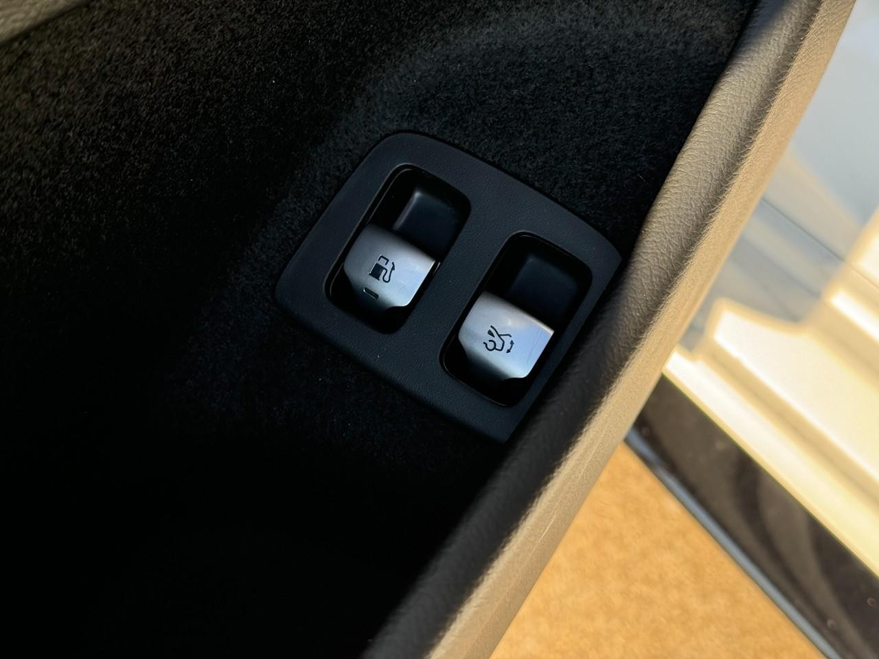 Mercedes-Benz E-Class Vehicle Full-screen Gallery Image 26