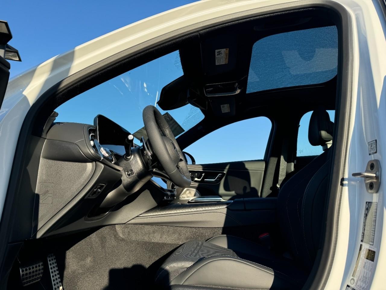 Mercedes-Benz E-Class Vehicle Full-screen Gallery Image 27