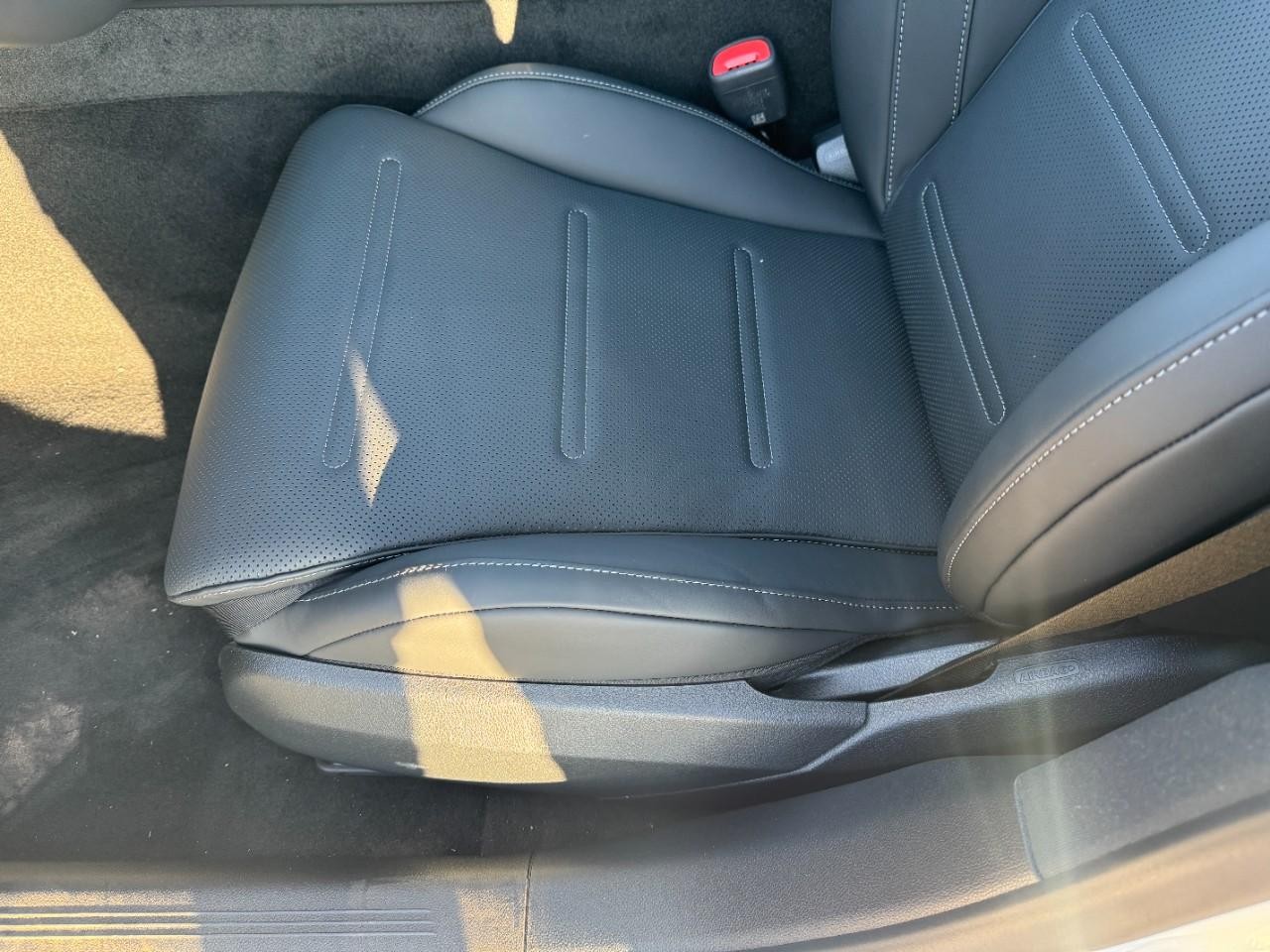 Mercedes-Benz E-Class Vehicle Full-screen Gallery Image 28