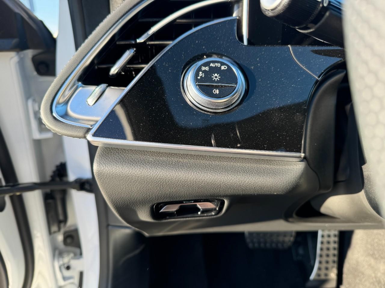 Mercedes-Benz E-Class Vehicle Full-screen Gallery Image 29