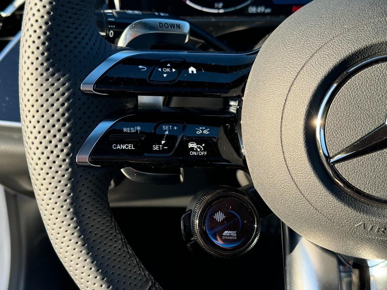 Mercedes-Benz E-Class Vehicle Full-screen Gallery Image 30