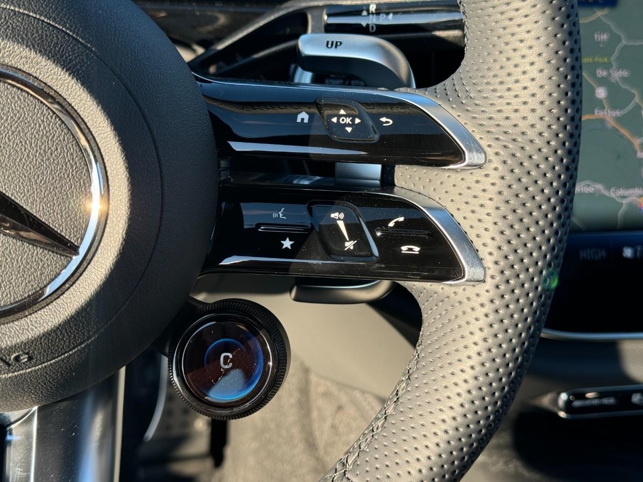 Mercedes-Benz E-Class Vehicle Full-screen Gallery Image 31