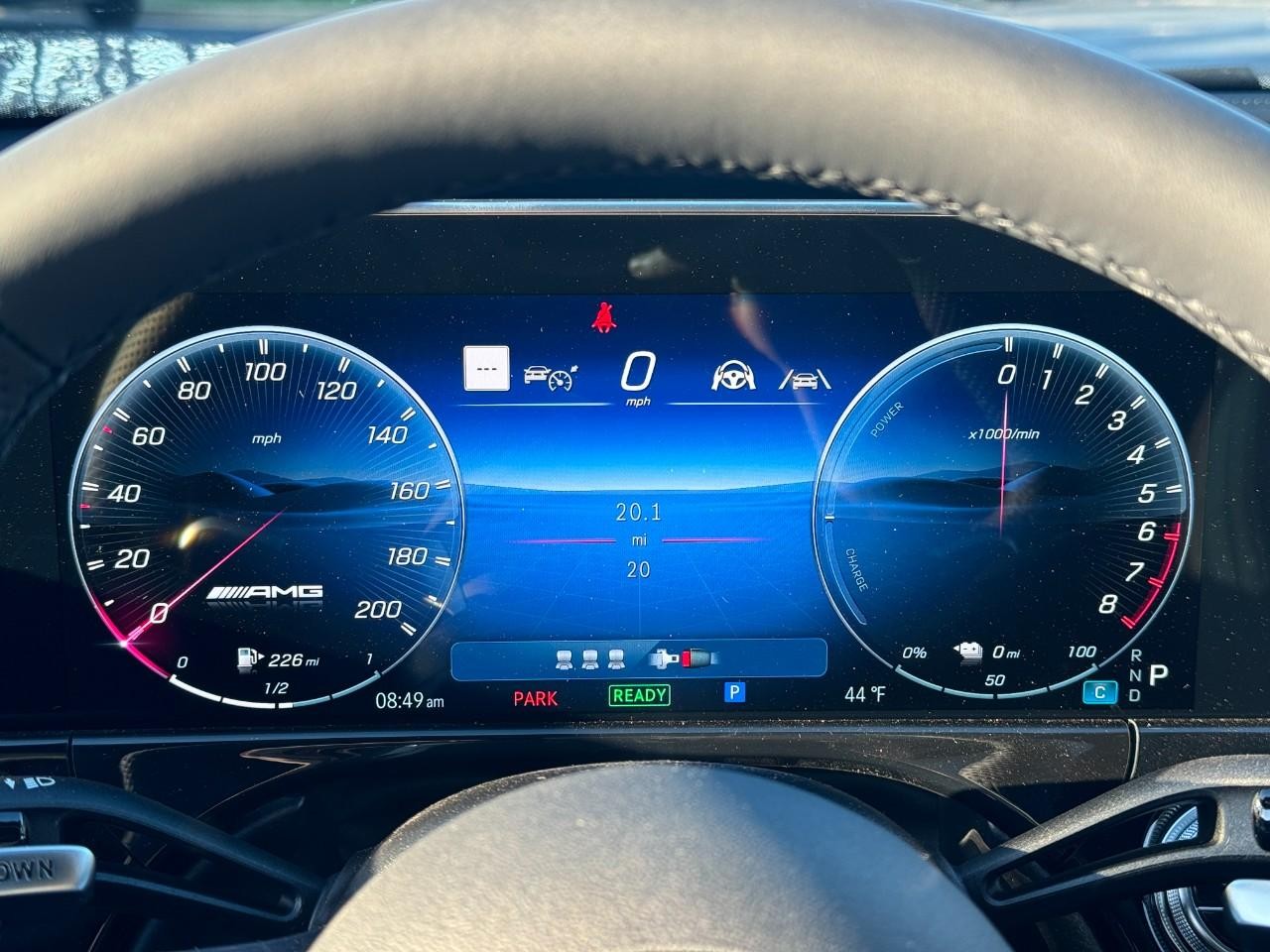 Mercedes-Benz E-Class Vehicle Full-screen Gallery Image 32