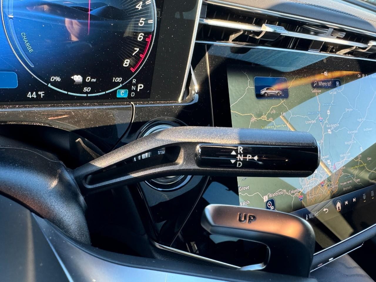 Mercedes-Benz E-Class Vehicle Full-screen Gallery Image 33