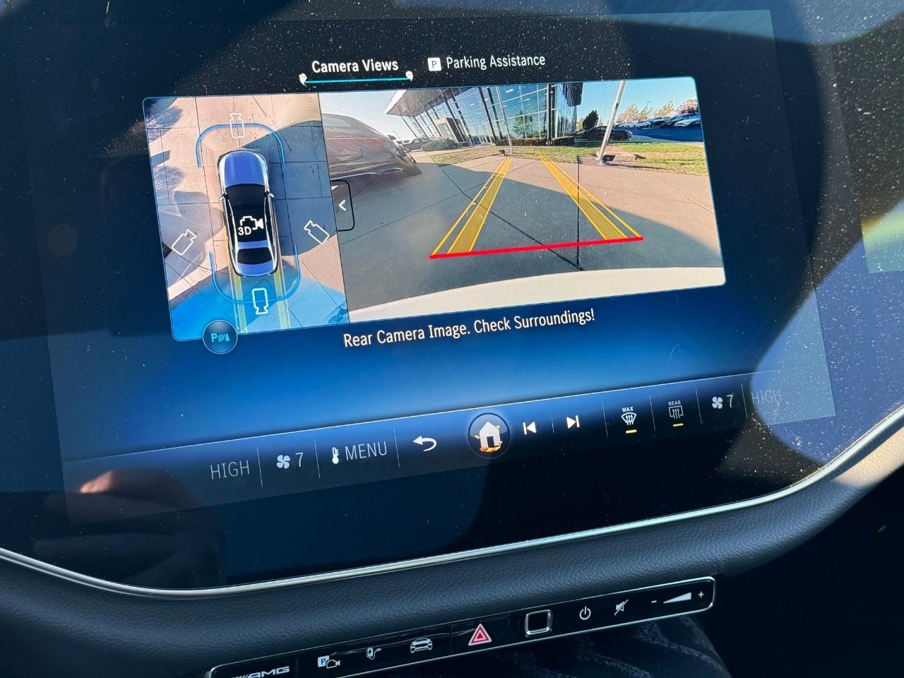 Mercedes-Benz E-Class Vehicle Full-screen Gallery Image 34