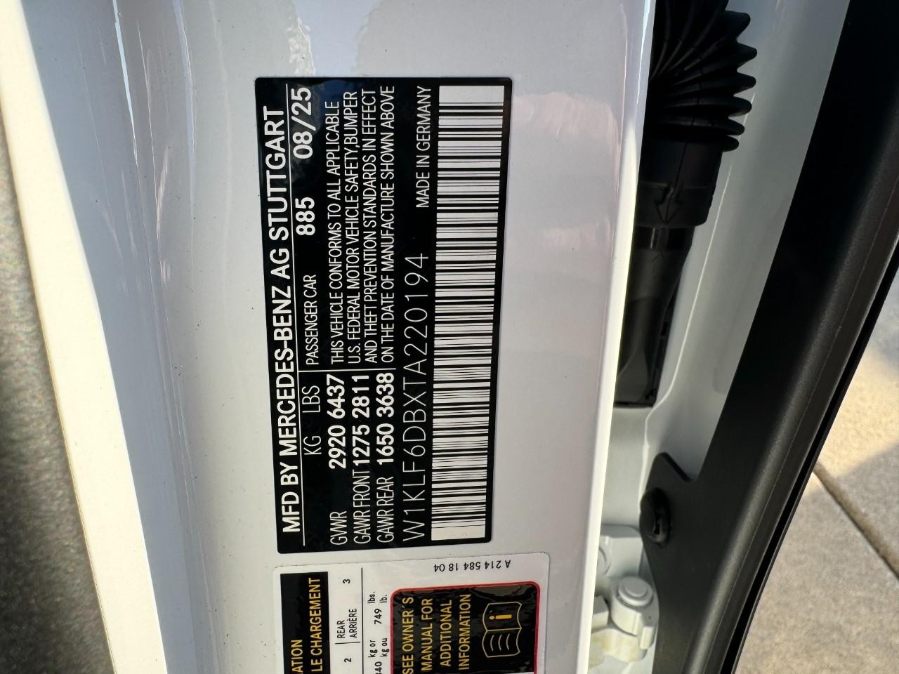 Mercedes-Benz E-Class Vehicle Full-screen Gallery Image 35