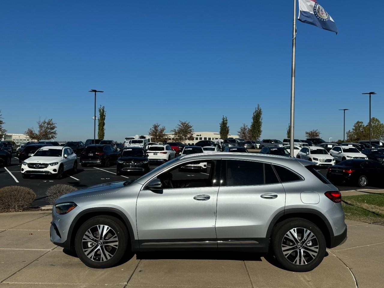 Mercedes-Benz GLA Vehicle Full-screen Gallery Image 2