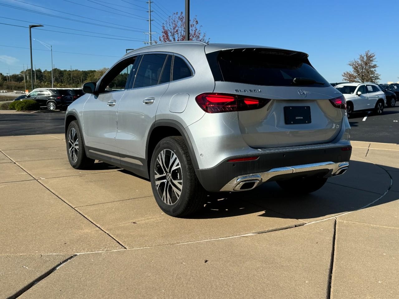 Mercedes-Benz GLA Vehicle Full-screen Gallery Image 3