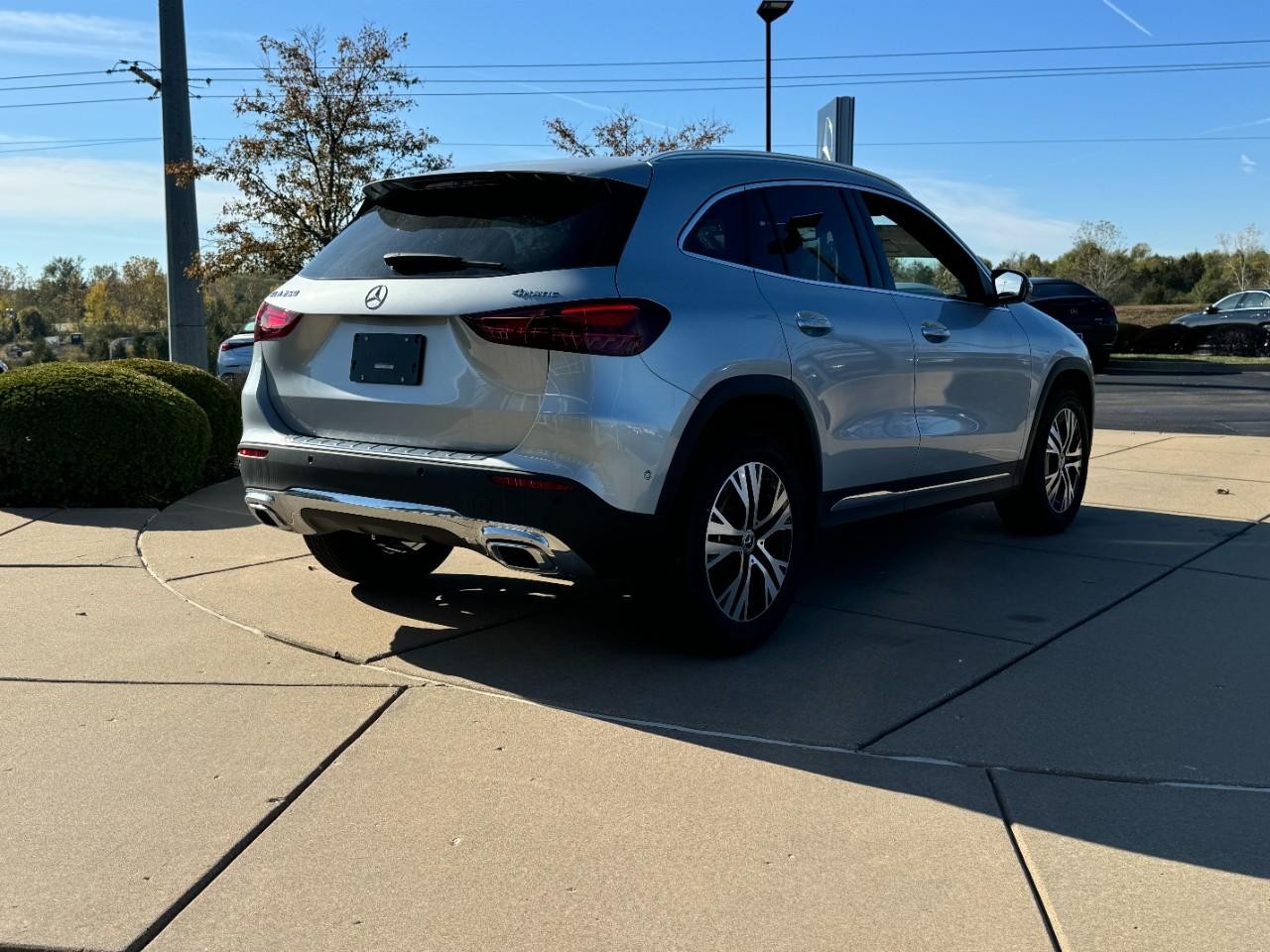 Mercedes-Benz GLA Vehicle Full-screen Gallery Image 4