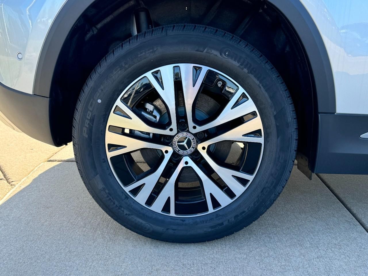 Mercedes-Benz GLA Vehicle Full-screen Gallery Image 5