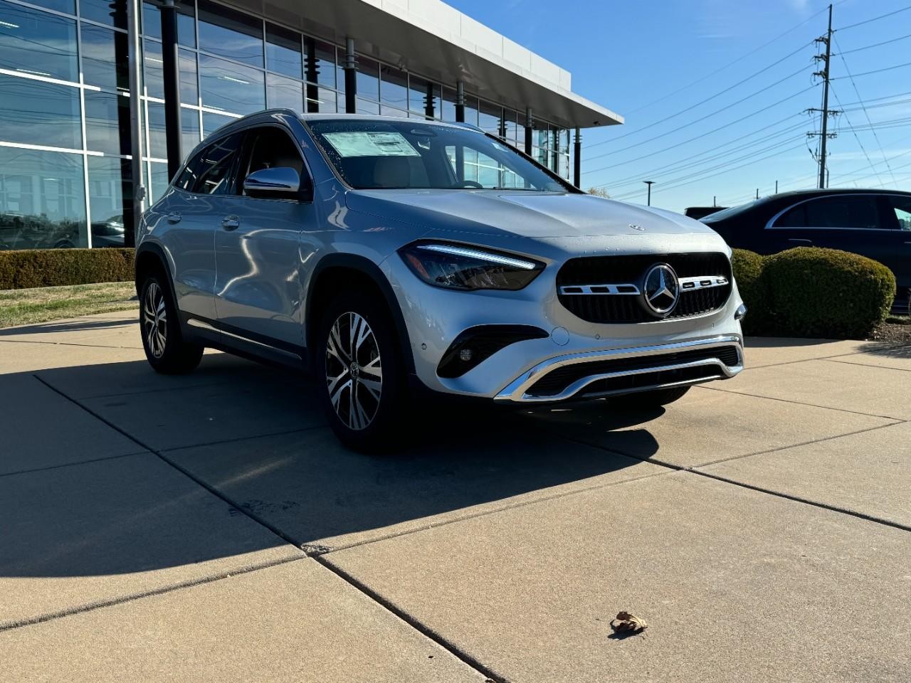 Mercedes-Benz GLA Vehicle Full-screen Gallery Image 6