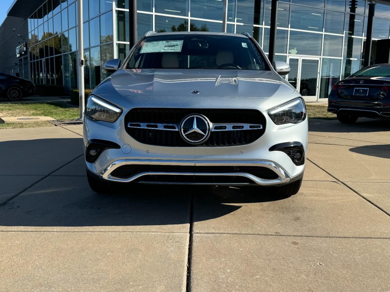 Mercedes-Benz GLA Vehicle Full-screen Gallery Image 7