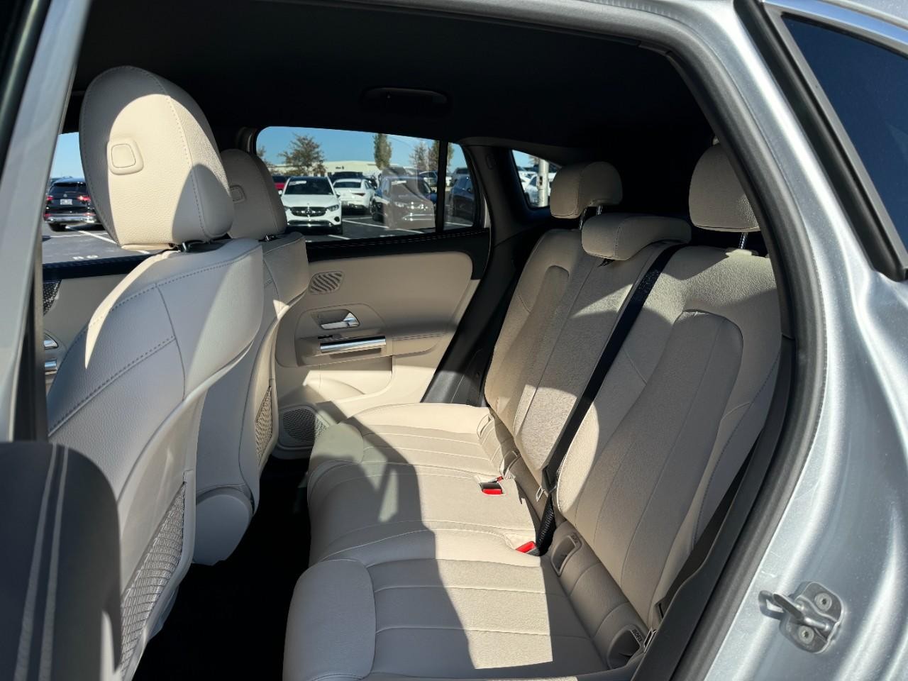 Mercedes-Benz GLA Vehicle Full-screen Gallery Image 8