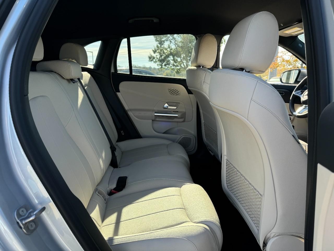 Mercedes-Benz GLA Vehicle Full-screen Gallery Image 10