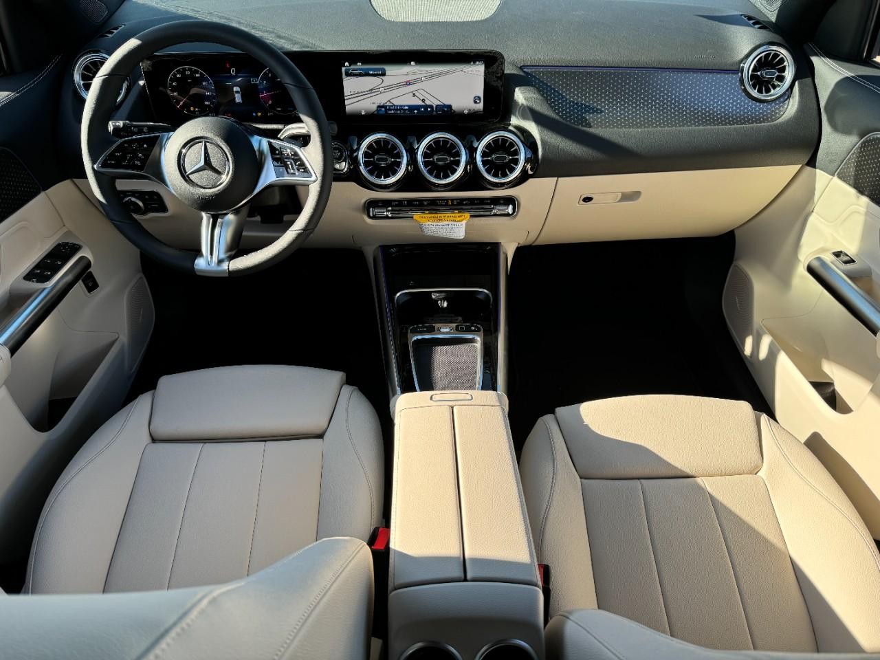 Mercedes-Benz GLA Vehicle Full-screen Gallery Image 11