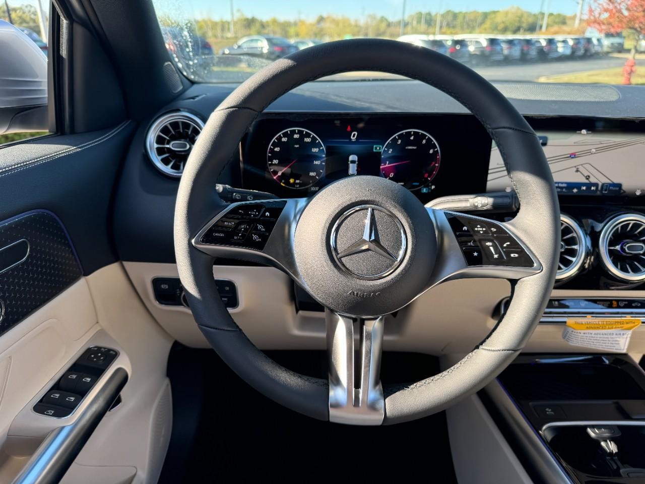 Mercedes-Benz GLA Vehicle Full-screen Gallery Image 12