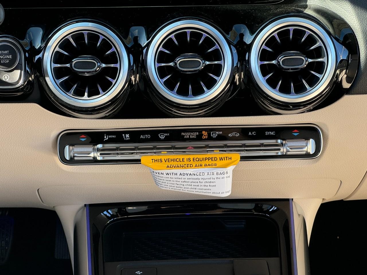 Mercedes-Benz GLA Vehicle Full-screen Gallery Image 14