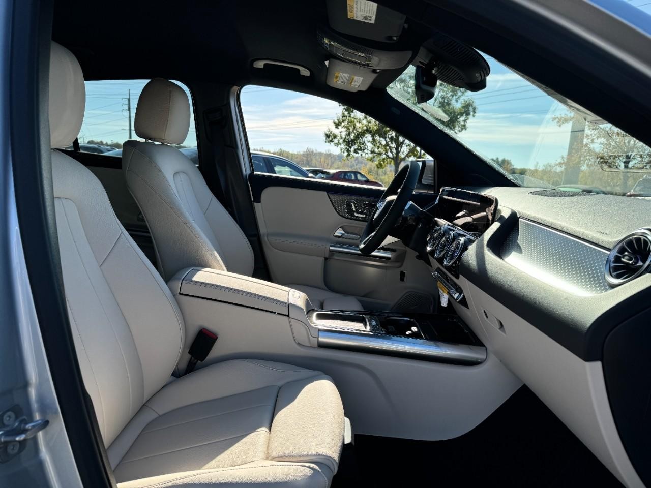 Mercedes-Benz GLA Vehicle Full-screen Gallery Image 16