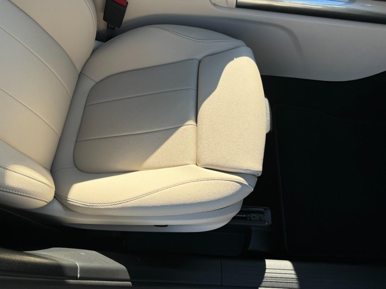 Mercedes-Benz GLA Vehicle Full-screen Gallery Image 17