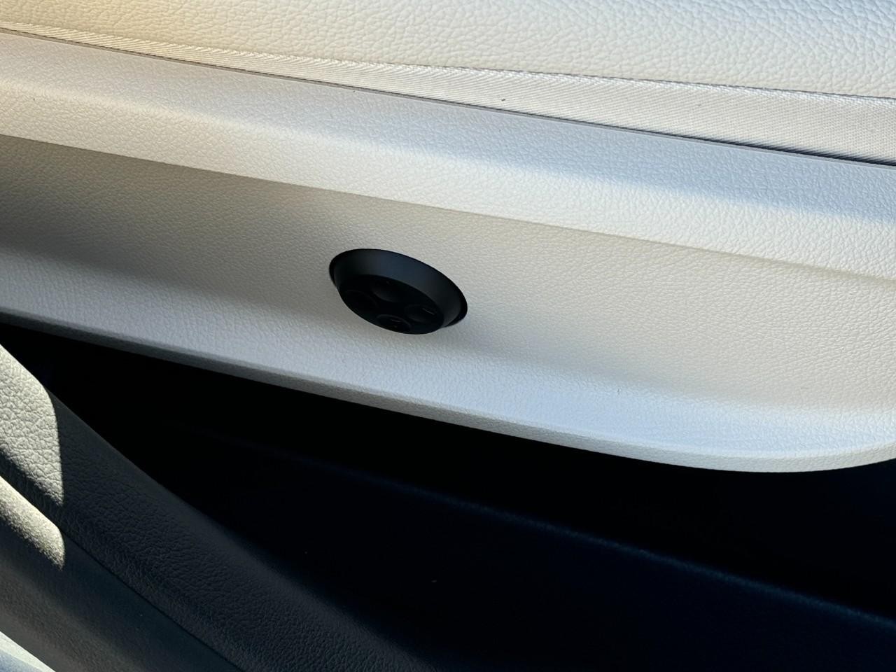 Mercedes-Benz GLA Vehicle Full-screen Gallery Image 18