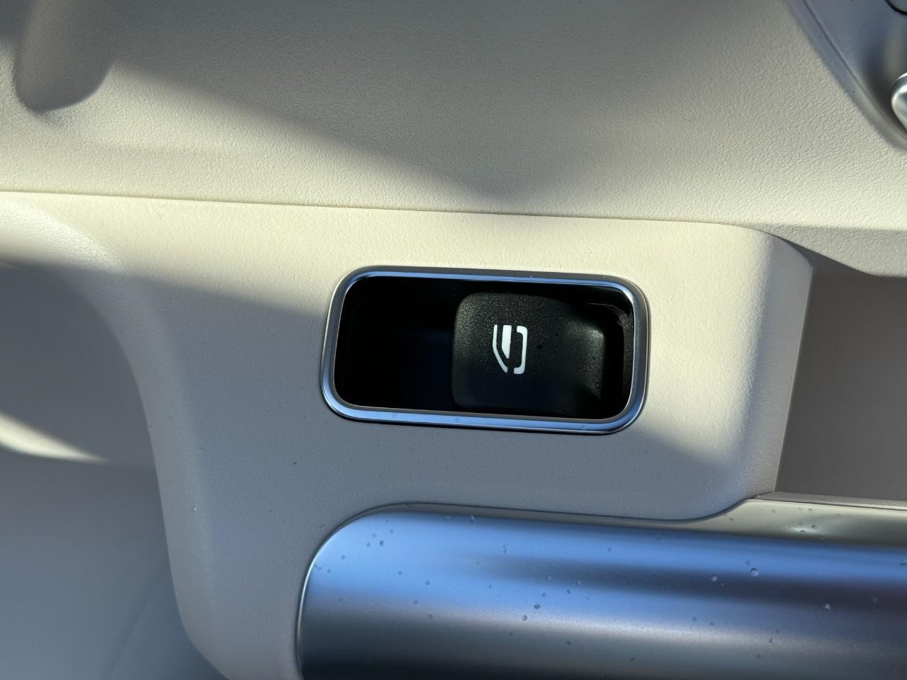 Mercedes-Benz GLA Vehicle Full-screen Gallery Image 21