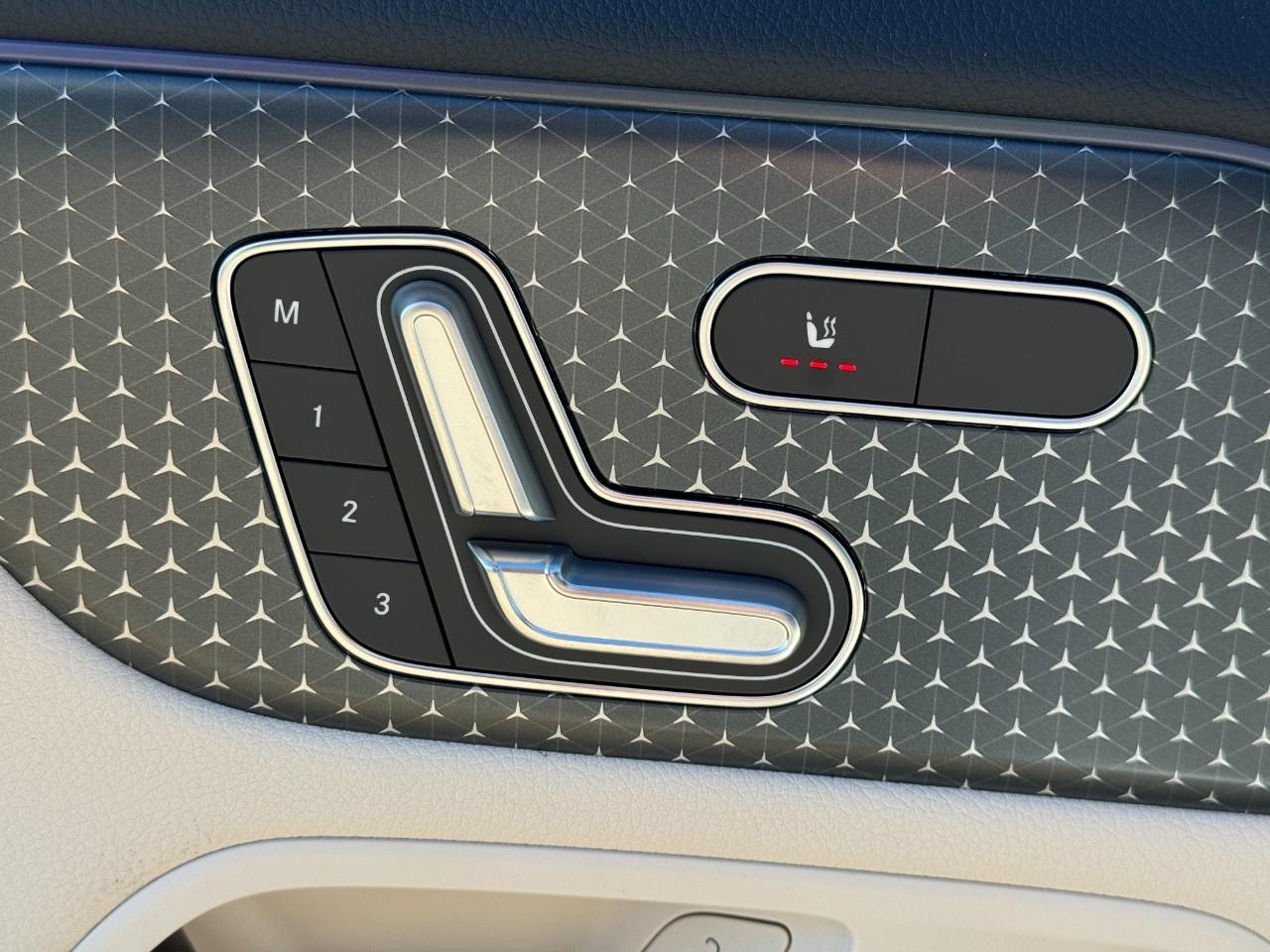 Mercedes-Benz GLA Vehicle Full-screen Gallery Image 22