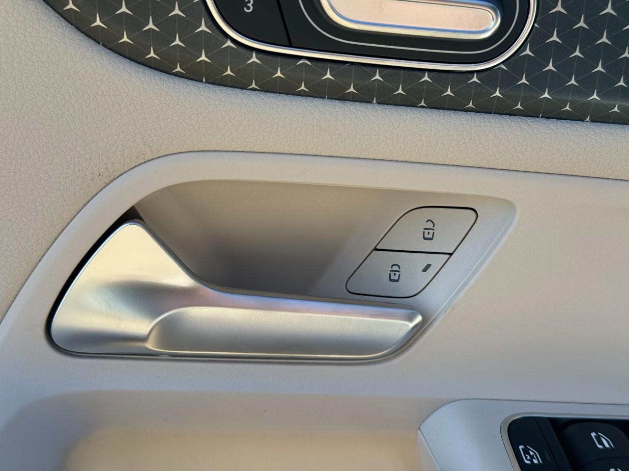 Mercedes-Benz GLA Vehicle Full-screen Gallery Image 23