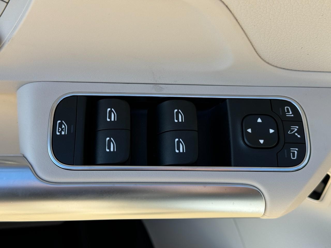 Mercedes-Benz GLA Vehicle Full-screen Gallery Image 24