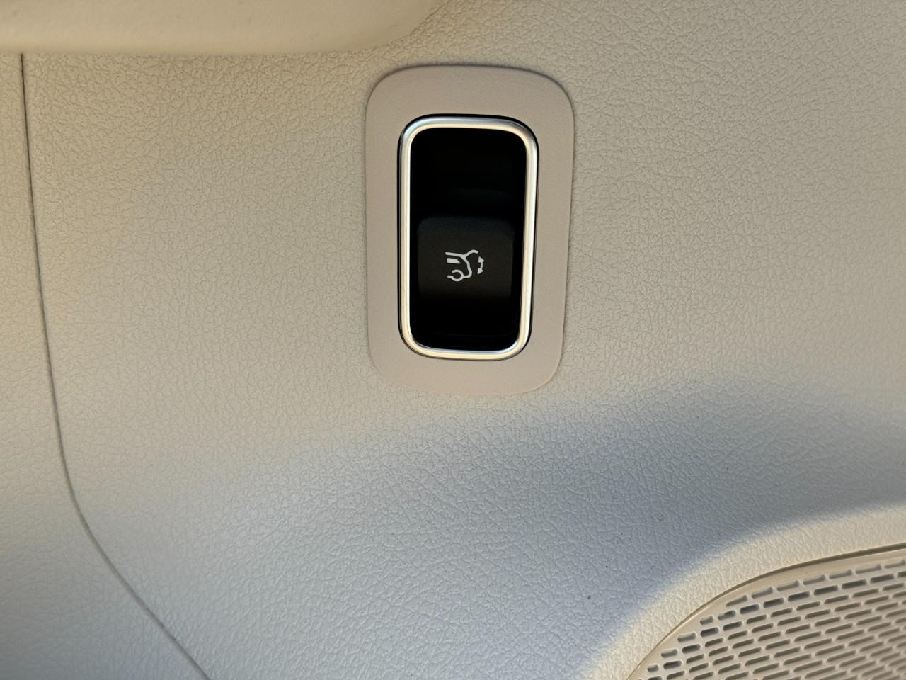 Mercedes-Benz GLA Vehicle Full-screen Gallery Image 25