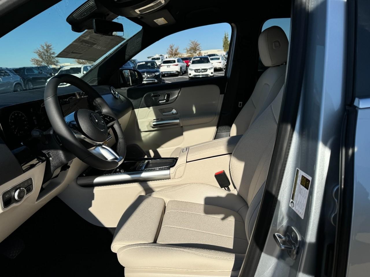 Mercedes-Benz GLA Vehicle Full-screen Gallery Image 26