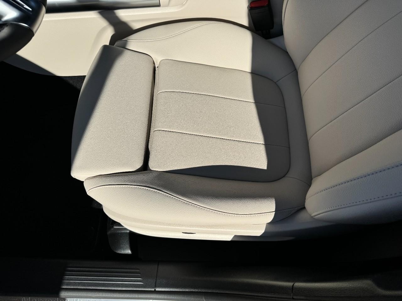 Mercedes-Benz GLA Vehicle Full-screen Gallery Image 27